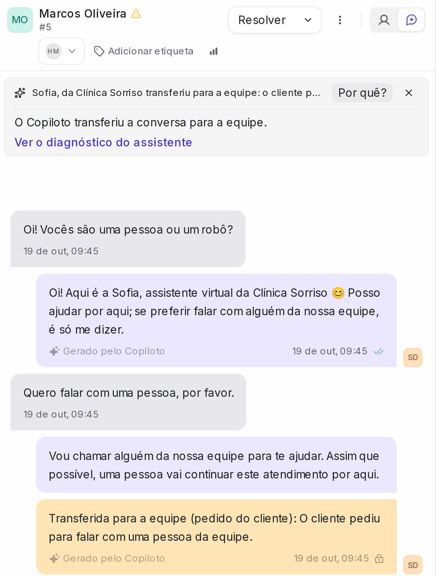 Tela real: o paciente pede para falar com uma pessoa e o Copiloto transfere a conversa para a recepção, com o motivo registrado