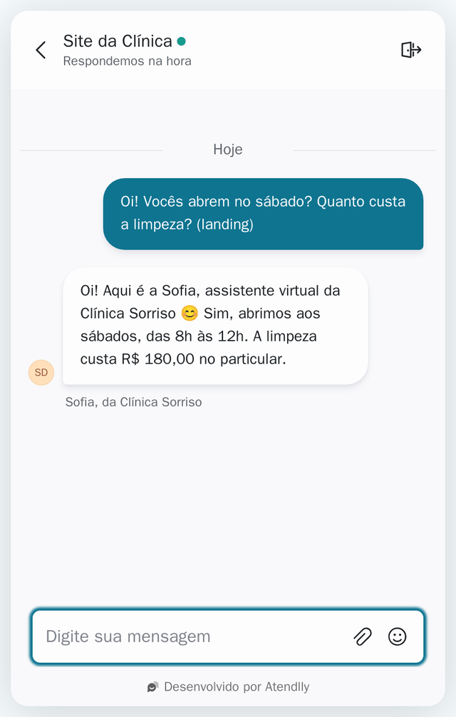Tela real do chat do site da clínica fictícia: o paciente pergunta se a clínica abre no sábado e quanto custa a limpeza; o Copiloto responde que abre das 8h às 12h e que a limpeza custa R$ 180,00 no particular